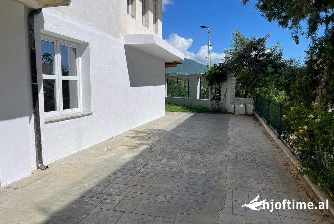 Shtepi ne shitje Apartament ne Tirane, 3+1, Mobilimi Bosh, pa mobiluar, Pagesa 180,000  Euro.