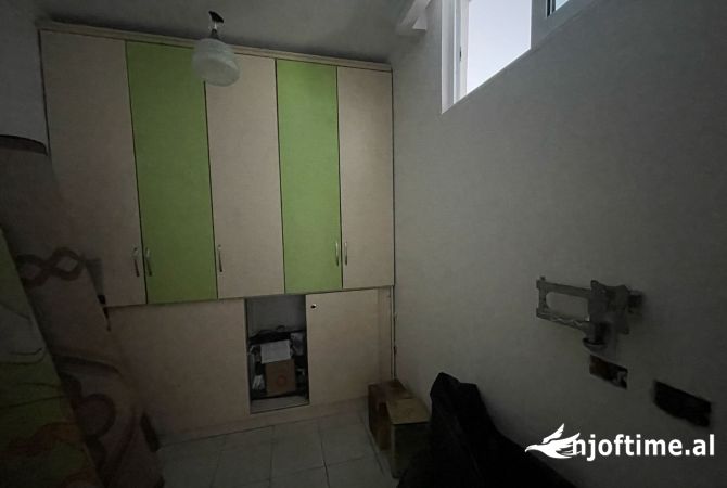Shtepi ne shitje Apartament ne Tirane, 2+1, Mobilimi E mobiluar, Pagesa 125,000  Euro.