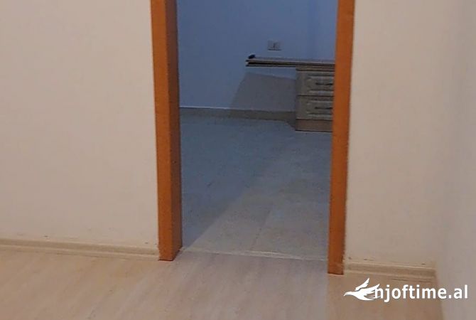 Shtepi me qera Apartament ne Tirane, 2+1, Mobilimi Pjeserisht e mobiluar, Pagesa 400  Euro.