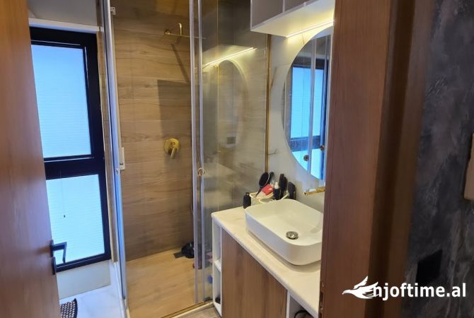 Shtepi ne shitje Apartament ne Tirane, 2+1, Mobilimi E mobiluar, Pagesa 300,000  Euro.