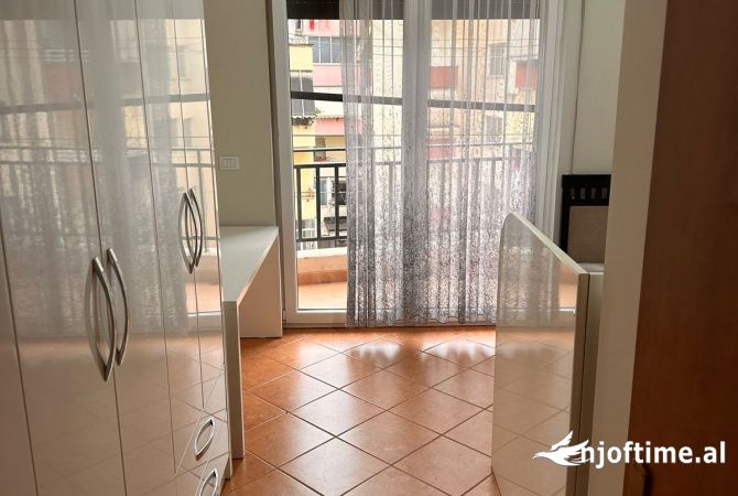Shtepi me qera Apartament ne Tirane, 3+1, Mobilimi E mobiluar, Pagesa 650  Euro.