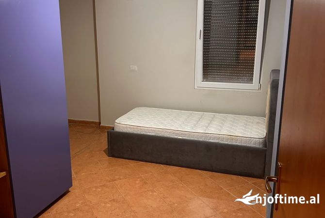 Shtepi me qera Apartament ne Tirane, 3+1, Mobilimi E mobiluar, Pagesa 650  Euro.