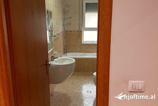 Shtepi me qera Apartament ne Tirane, 3+1, Mobilimi E mobiluar, Pagesa 650  Euro.