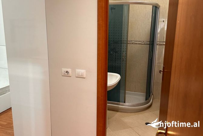 Shtepi me qera Apartament ne Tirane, 3+1, Mobilimi E mobiluar, Pagesa 650  Euro.