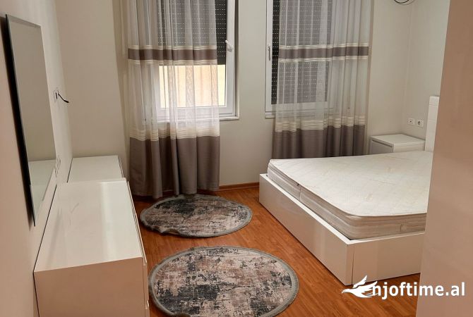 Shtepi me qera Apartament ne Tirane, 3+1, Mobilimi E mobiluar, Pagesa 650  Euro.