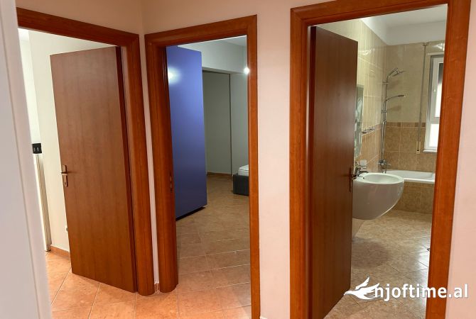 Shtepi me qera Apartament ne Tirane, 3+1, Mobilimi E mobiluar, Pagesa 650  Euro.