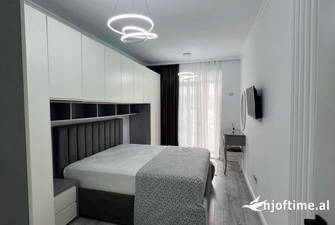 Shtepi ne shitje Apartament ne Tirane, 2+1, Mobilimi E mobiluar, Pagesa 133,000  Euro.