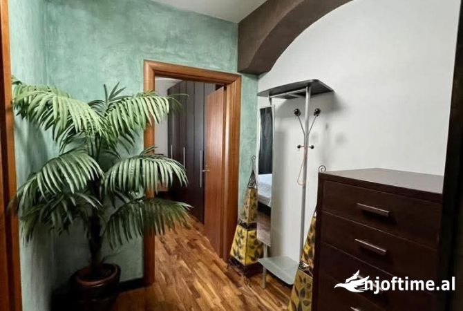 Shtepi ne shitje Apartament ne Tirane, 2+1, Mobilimi E mobiluar, Pagesa 300,000  Euro.