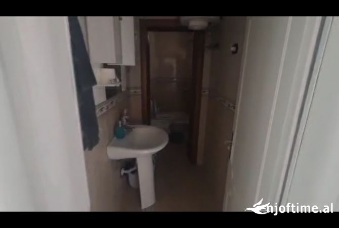 Shtepi ne shitje Apartament ne Tirane, 2+1, Mobilimi Bosh, pa mobiluar, Pagesa 270,000  Euro.