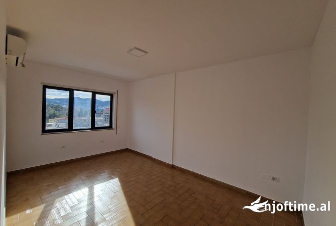 Jepet me qera ambient per zyra ne bllok !!