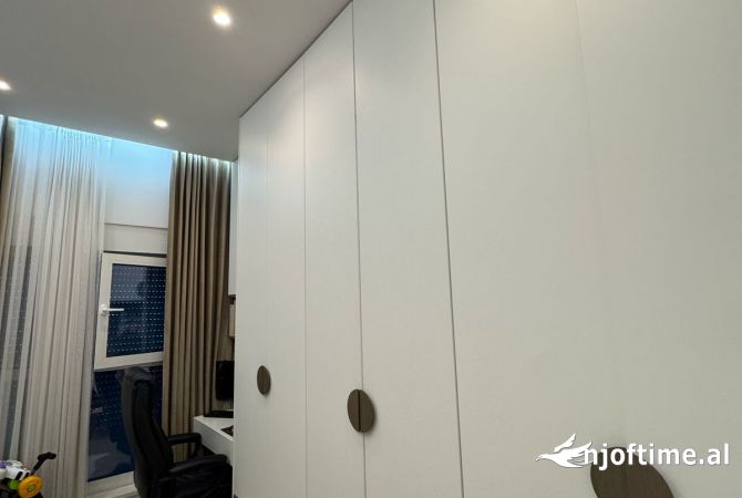 Shtepi ne shitje Apartament ne Tirane, 2+1, Mobilimi E mobiluar, Pagesa 168,000  Euro.