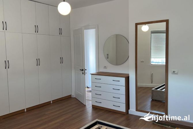 Shtepi ne shitje Apartament ne Tirane, 2+1, Mobilimi Pjeserisht e mobiluar, Pagesa 150,000  Euro.