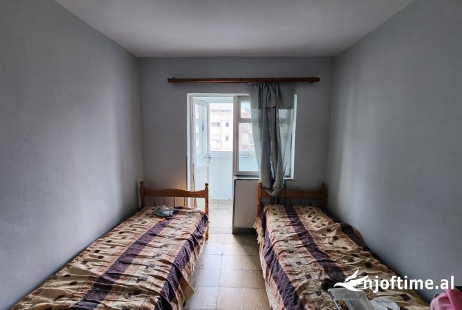 Shtepi ne shitje Apartament ne Tirane, 3+1, Mobilimi E mobiluar, Pagesa 150,000  Euro.