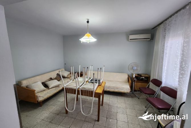 Shtepi ne shitje Apartament ne Tirane, 3+1, Mobilimi E mobiluar, Pagesa 150,000  Euro.