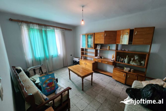 Shtepi ne shitje Apartament ne Tirane, 3+1, Mobilimi E mobiluar, Pagesa 150,000  Euro.