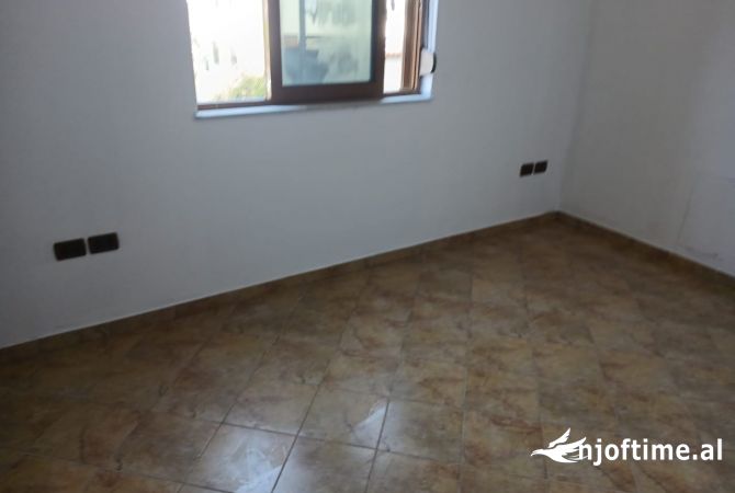 Shtepi me qera Apartament ne Tirane, 1+1, Mobilimi Bosh, pa mobiluar, Pagesa 25,000  Leke.