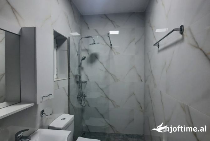 Shtepi me qera Apartament ne Tirane, 3+1, Mobilimi E mobiluar, Pagesa 1,300  Euro.