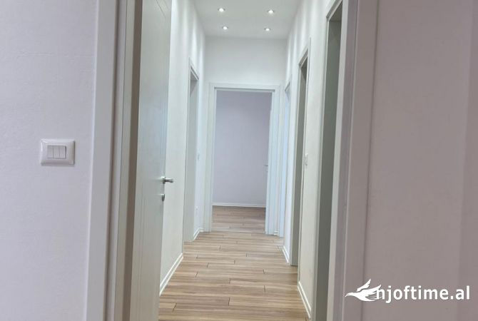 Jepet me qera ambjent per zyra ne kompleksin modern "Garden Building" te Rruga e Kavajes