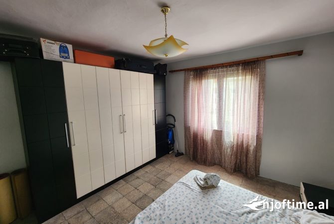 Shtepi ne shitje Apartament ne Tirane, 3+1, Mobilimi E mobiluar, Pagesa 150,000  Euro.