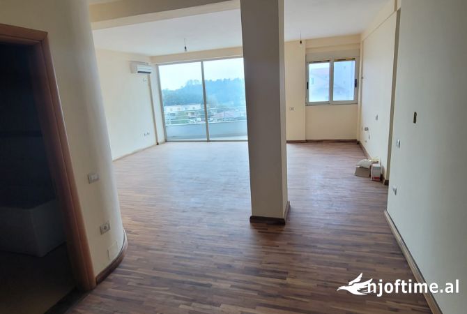 Shitet godine 5-kateshe multifunksionale ne Sauk