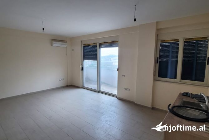 Shitet godine 5-kateshe multifunksionale ne Sauk