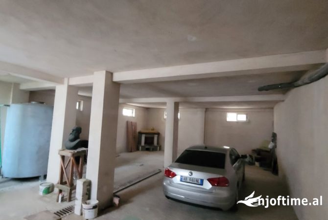 Shitet godine 5-kateshe multifunksionale ne Sauk