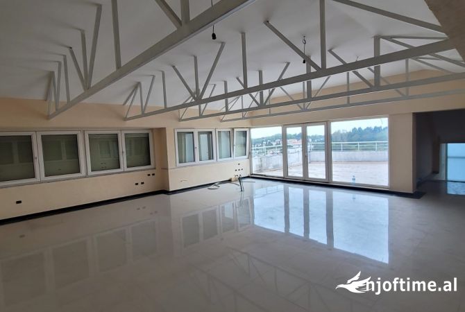 Ambiente Commerciale in Vendita 5+1 a Tirana - 700,000 Euro