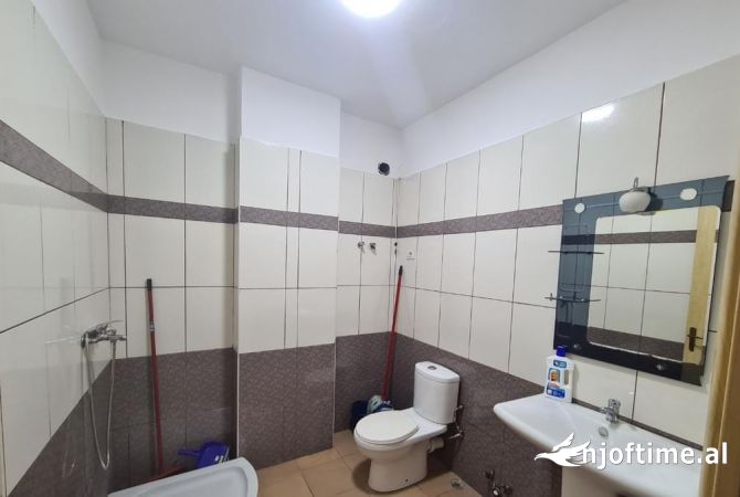 Shtepi ne shitje Apartament ne Tirane, 2+1, Mobilimi E mobiluar, Pagesa 132,000  Euro.