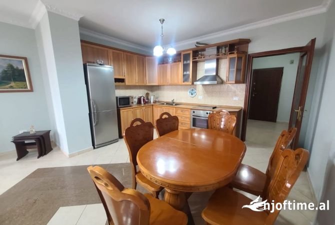 Shtepi me qera Apartament ne Tirane, 2+1, Mobilimi E mobiluar, Pagesa 800  Euro.
