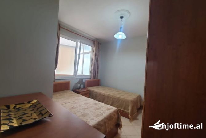Shtepi me qera Apartament ne Tirane, 2+1, Mobilimi E mobiluar, Pagesa 800  Euro.