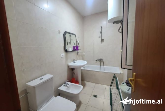 Shtepi me qera Apartament ne Tirane, 2+1, Mobilimi E mobiluar, Pagesa 800  Euro.