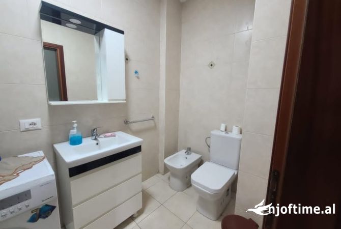 Shtepi me qera Apartament ne Tirane, 2+1, Mobilimi E mobiluar, Pagesa 800  Euro.