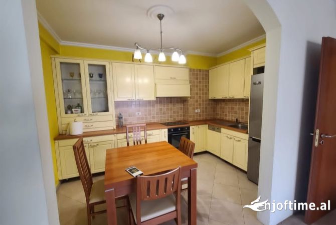 Shtepi me qera 2+1 ne Tirane - 650 Euro