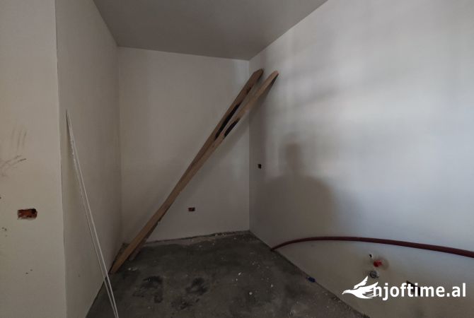 Shtepi ne shitje Apartament ne Tirane, 2+1, Mobilimi Bosh, pa mobiluar, Pagesa 242,500  Euro.