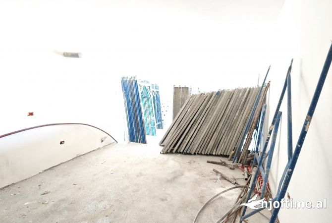 Shtepi ne shitje Apartament ne Tirane, 2+1, Mobilimi Bosh, pa mobiluar, Pagesa 242,500  Euro.