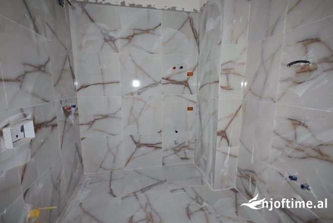 Shtepi ne shitje Apartament ne Tirane, 2+1, Mobilimi Bosh, pa mobiluar, Pagesa 242,500  Euro.