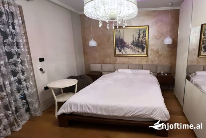 Shtepi ne shitje Apartament ne Tirane, 3+1, Mobilimi E mobiluar, Pagesa 175,000  Euro.