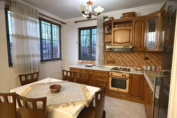 Shtepi me qera Apartament ne Tirane, 2+1, Mobilimi E mobiluar, Pagesa 65,000  Leke.