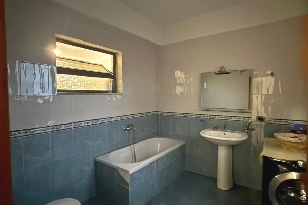 Shtepi me qera Apartament ne Tirane, 2+1, Mobilimi E mobiluar, Pagesa 65,000  Leke.