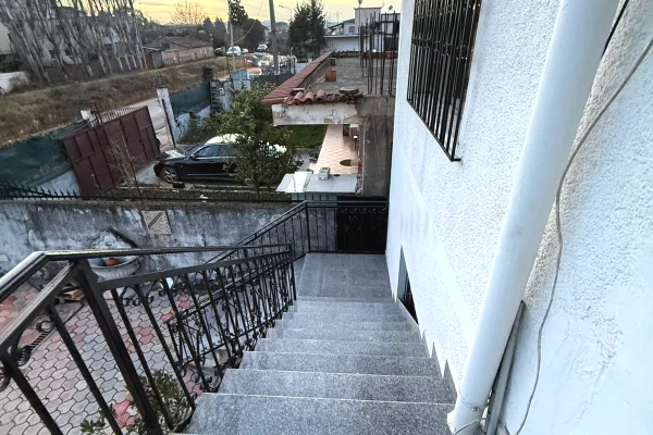 Shtepi me qera Apartament ne Tirane, 2+1, Mobilimi E mobiluar, Pagesa 65,000  Leke.