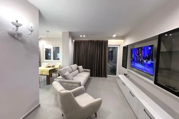 Jepet me qera apartament lluksoz 1+1 prane Liqenit te Tiranes