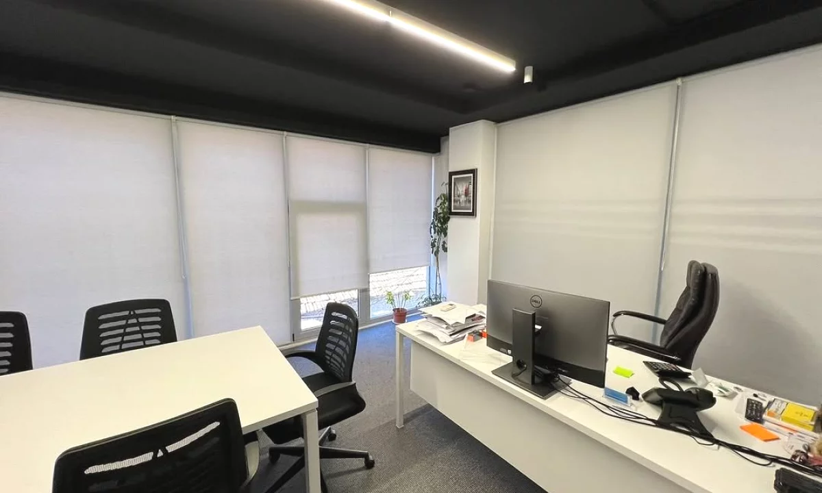 Ambient zyrash ofrohet per qira tek Pazari i Ri + post parkimi i perfshire ne cmim