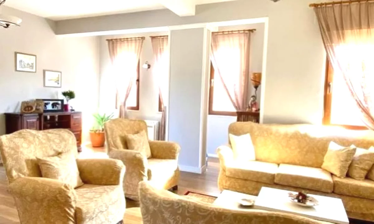 Shtepi ne shitje Apartament ne Tirane, 3+1, Mobilimi E mobiluar, Pagesa 205,000  Euro.