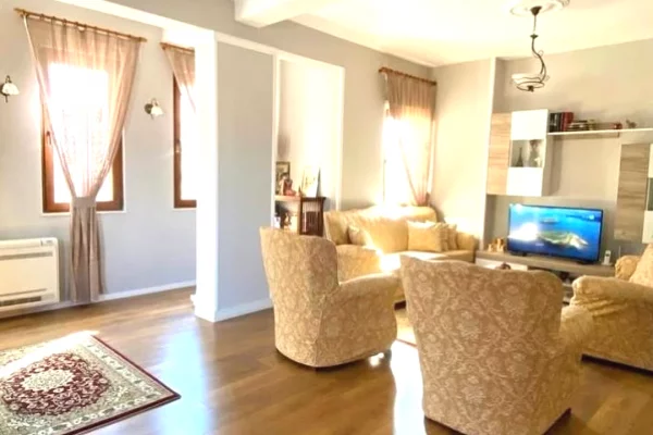 Shtepi ne shitje Apartament ne Tirane, 3+1, Mobilimi E mobiluar, Pagesa 205,000  Euro.