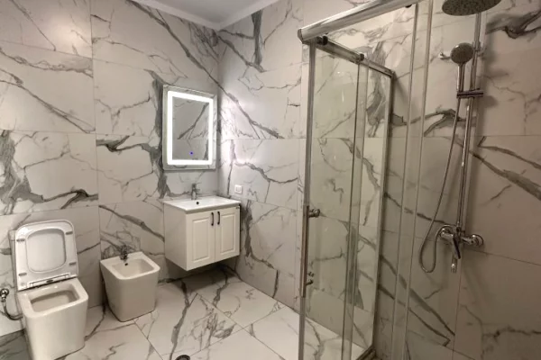 Shtepi ne shitje Apartament ne Tirane, 2+1, Mobilimi Bosh, pa mobiluar, Pagesa 145,000  Euro.