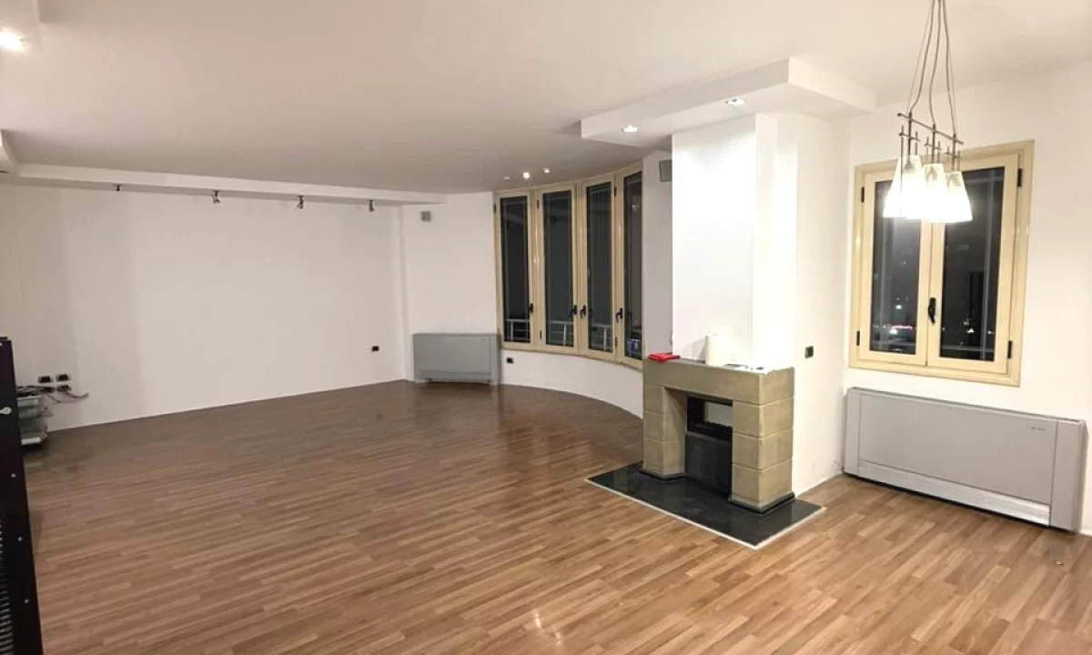 Shtepi ne shitje Apartament ne Tirane, 2+1, Mobilimi Bosh, pa mobiluar, Pagesa 350,000  Euro.