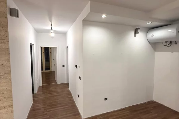 Shtepi ne shitje Apartament ne Tirane, 2+1, Mobilimi Bosh, pa mobiluar, Pagesa 350,000  Euro.