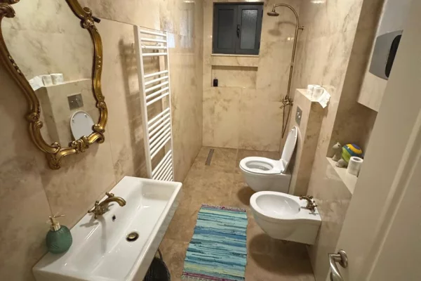 Shtepi ne shitje Apartament ne Tirane, 2+1, Mobilimi E mobiluar, Pagesa 650,000  Euro.