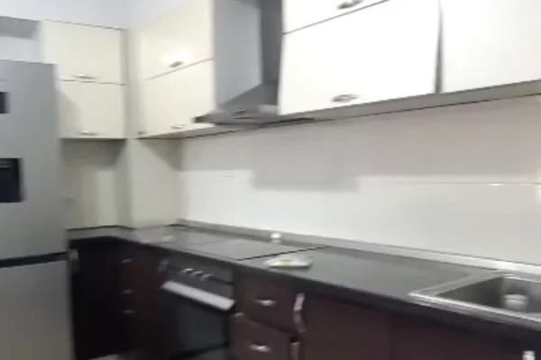 Shtepi me qera Apartament ne Tirane, 3+1, Mobilimi E mobiluar, Pagesa 1,000  Euro.