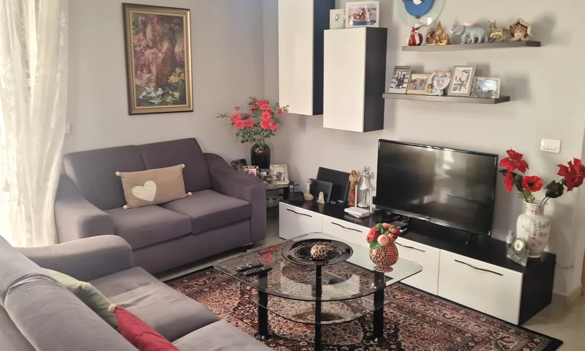 Shtepi ne shitje Apartament ne Tirane, 3+1, Mobilimi E mobiluar, Pagesa 415,000  Euro.